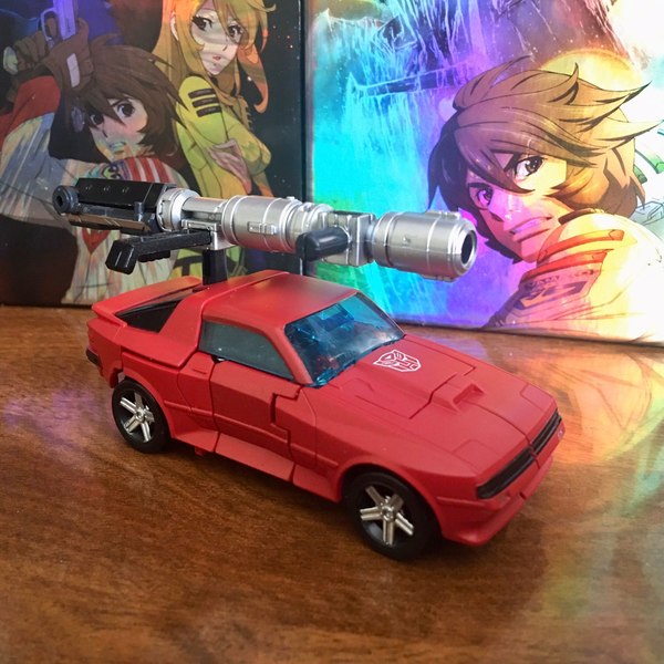 Earthrise Cliffjumper In Hand Images By VicegripX  (6 of 9)